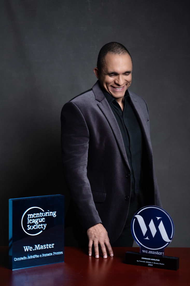 Conrado Adolpho com os prêmios Mentoring League Society e We.Master